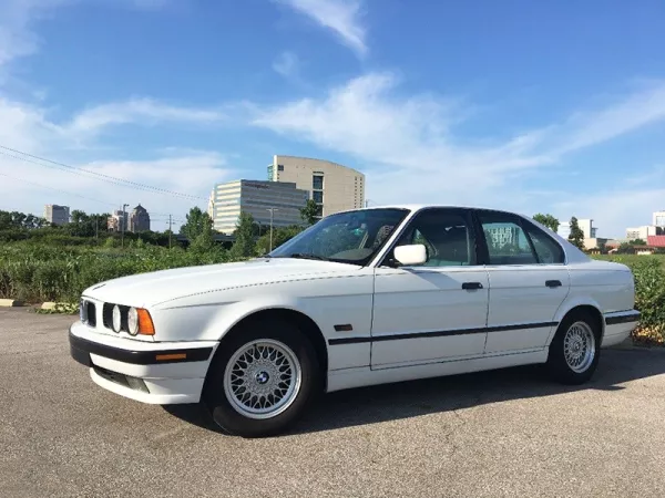 Dịch vụ thay Kính chắn gió xe BMW 525i tận nơi